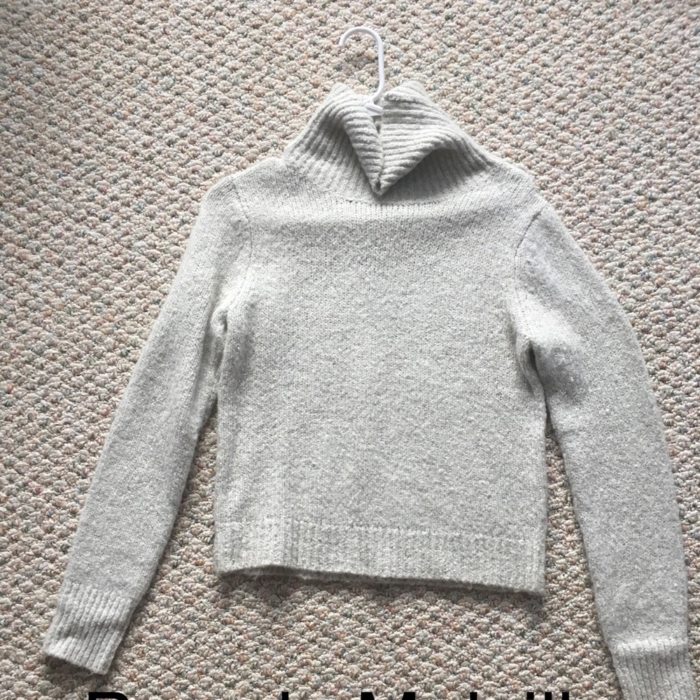 Brandy Melville Crowl Neck Sweater